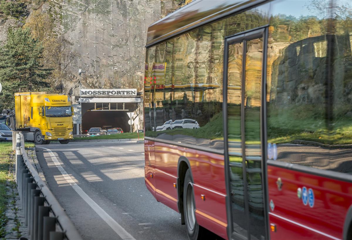 Buss kjører på veien - Klikk for stort bilde