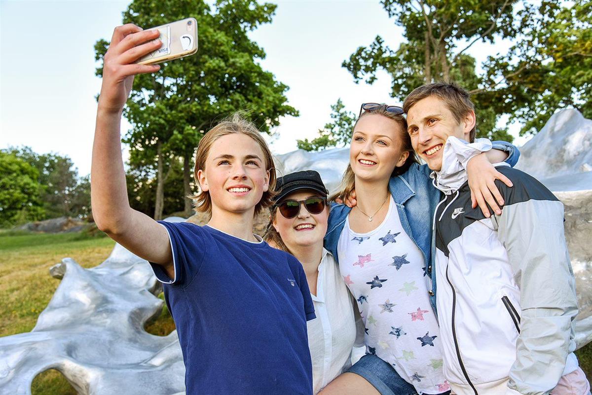 Unge mennesker i en park som tar en selfie - Klikk for stort bilde