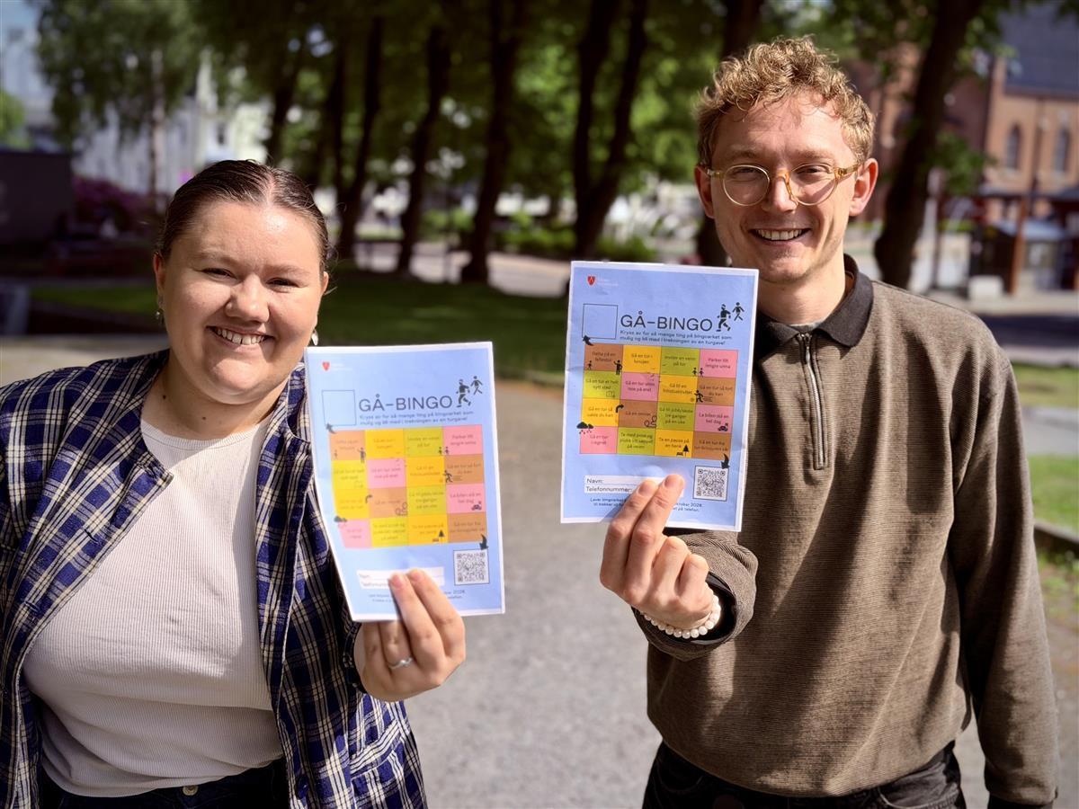 Bilde av to personer med gå-bingoark - Klikk for stort bilde