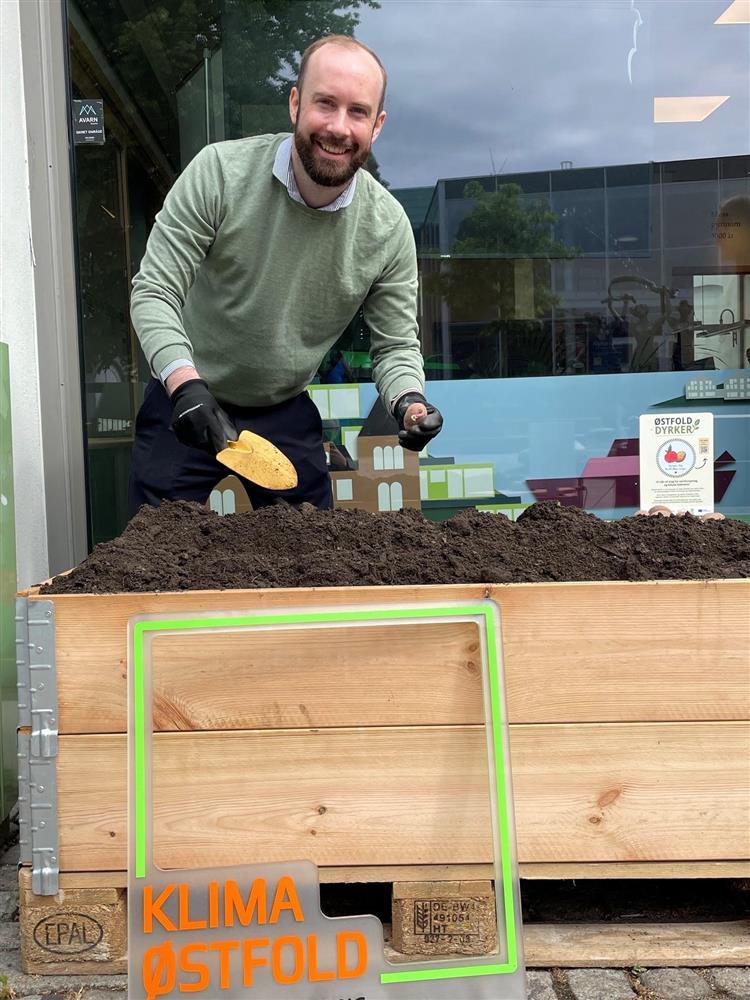 Bilde av ordfører med spade - Klikk for stort bilde